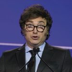 Após vitória eleitoral, Milei quer reforma trabalhista que prevê jornada de até 12 horas diárias