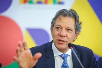 O aceno de Haddad a militares durante o anúncio do ajuste fiscal