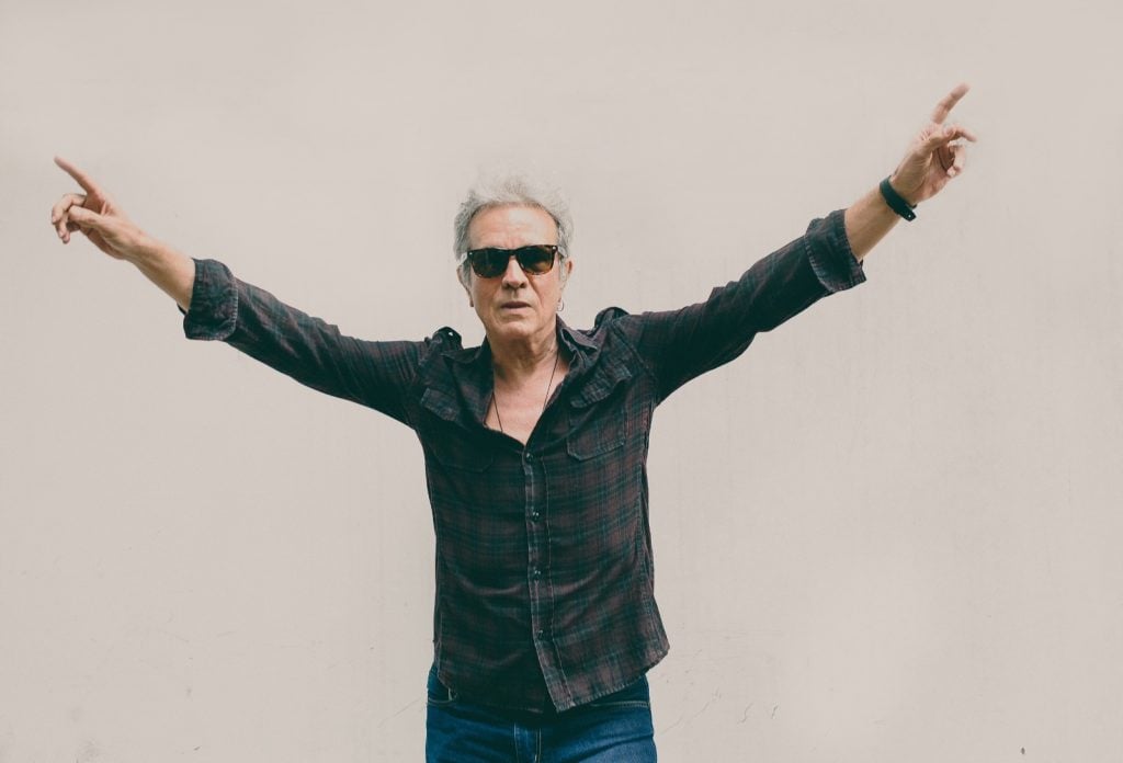 Mesmo sem interesse das pessoas, faço questão de lançar músicas inéditas, diz Arnaldo Brandão