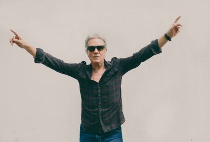 Mesmo sem interesse das pessoas, faço questão de lançar músicas inéditas, diz Arnaldo Brandão
