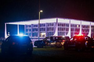 Polícia desativa novos 'artefatos suspeitos' na Praça dos Três Poderes; equipes seguem mobilizadas