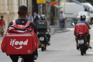 Deputado propõe responsabilizar empresas por agressões a entregadores de apps