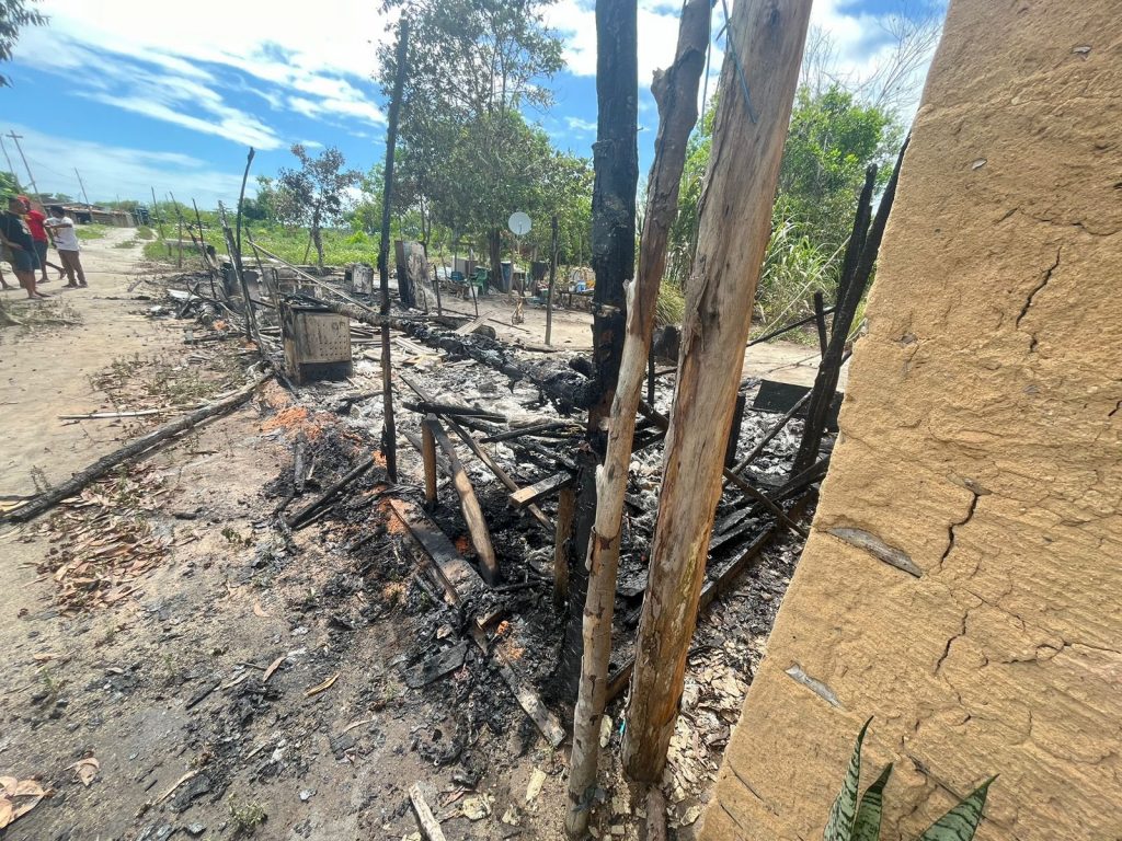 Invasores ateiam fogo em comunidade Pataxó no Sul da Bahia
