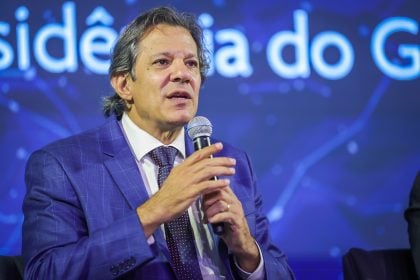 Reunião sobre corte de gastos termina sem anúncio; discussão segue nesta terça