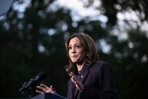 Em discurso emocionado, Kamala reconhece derrota e promete ajudar Trump na transição de governo