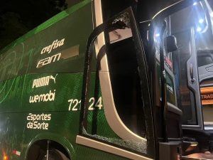 Ônibus do time feminino do Palmeiras é apedrejado em rodovia de SP