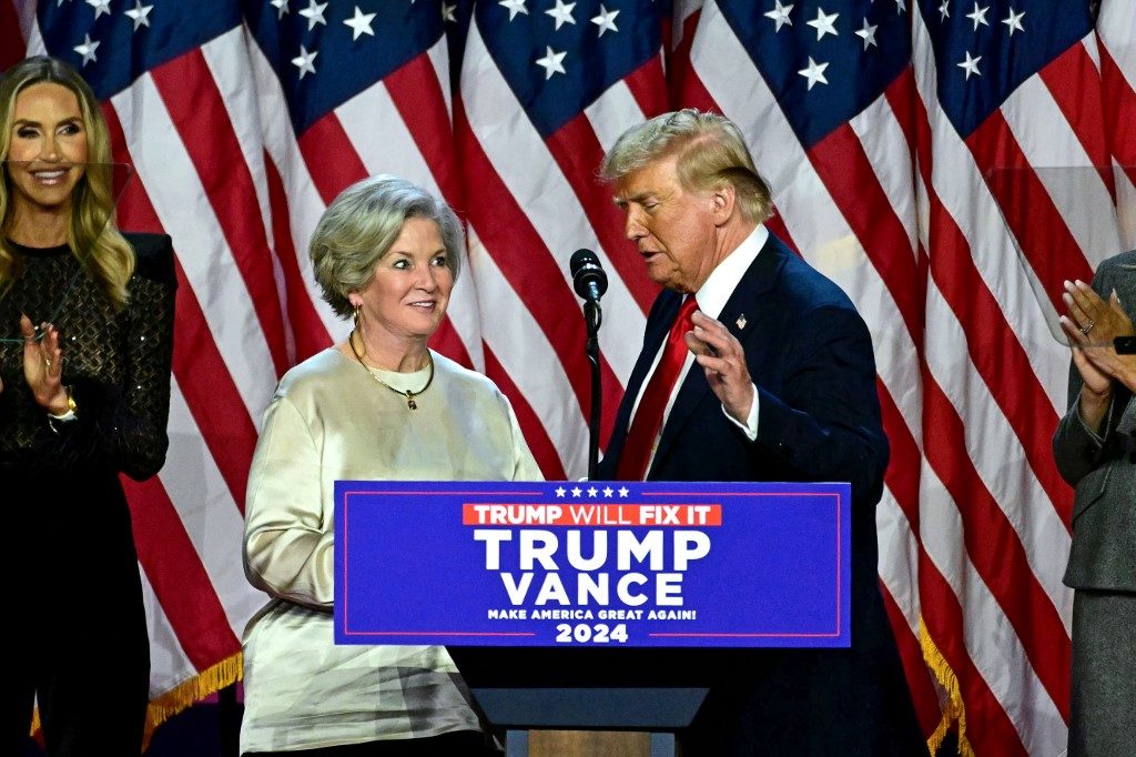 Trump anuncia a 1ª integrante de seu novo governo; conheça Susie Wiles