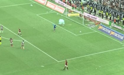 Fotógrafo atingido por bomba na final da Copa do Brasil sofre fraturas em 3 dedos do pé