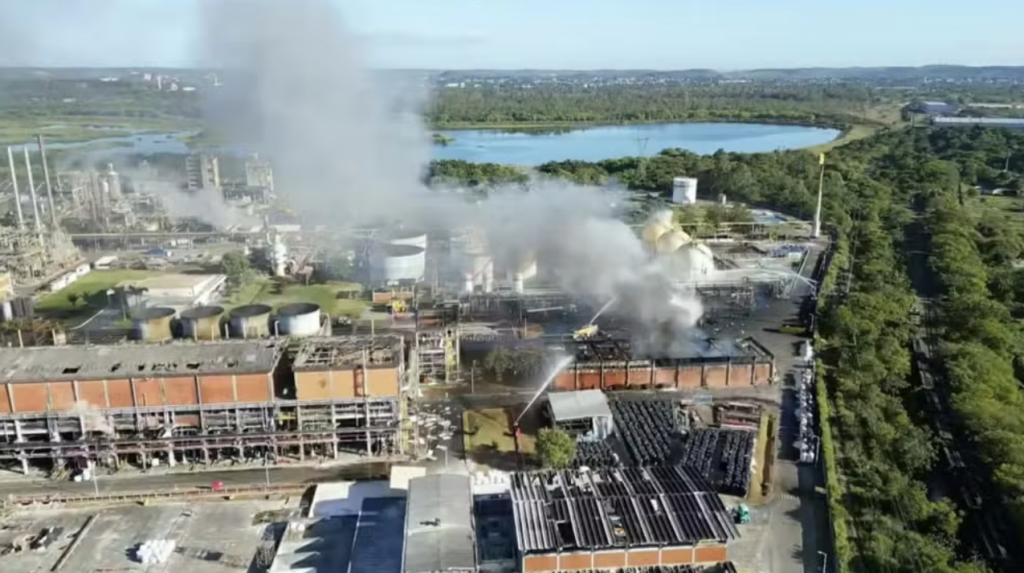 Incêndio de grandes proporções atinge fábrica da Braskem na Bahia