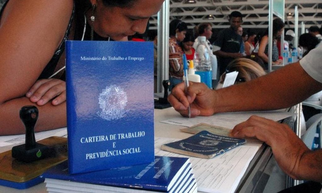 Desemprego recua para 6,1% e atinge menor taxa da série histórica, mostra IBGE