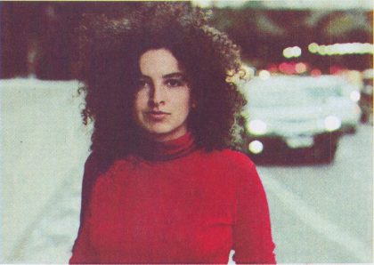 Com desenvoltura, Dora Morelenbaum explora novas sonoridades em carreira solo