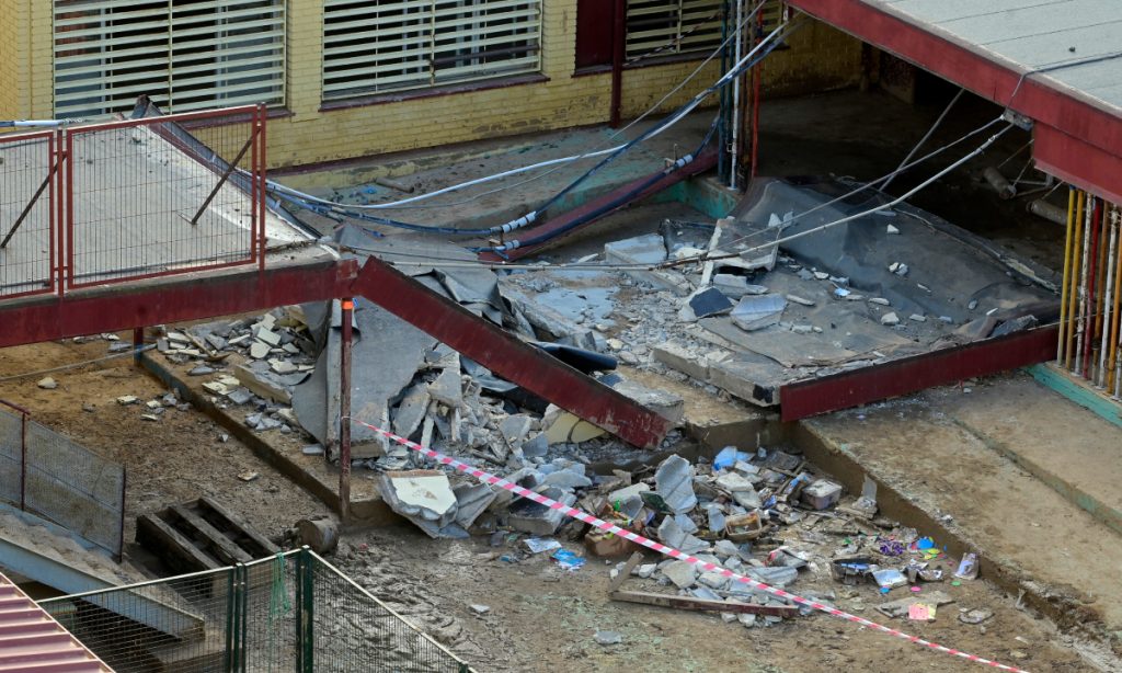 Operário morre no desabamento do teto de uma escola afetada por cheias em Valência