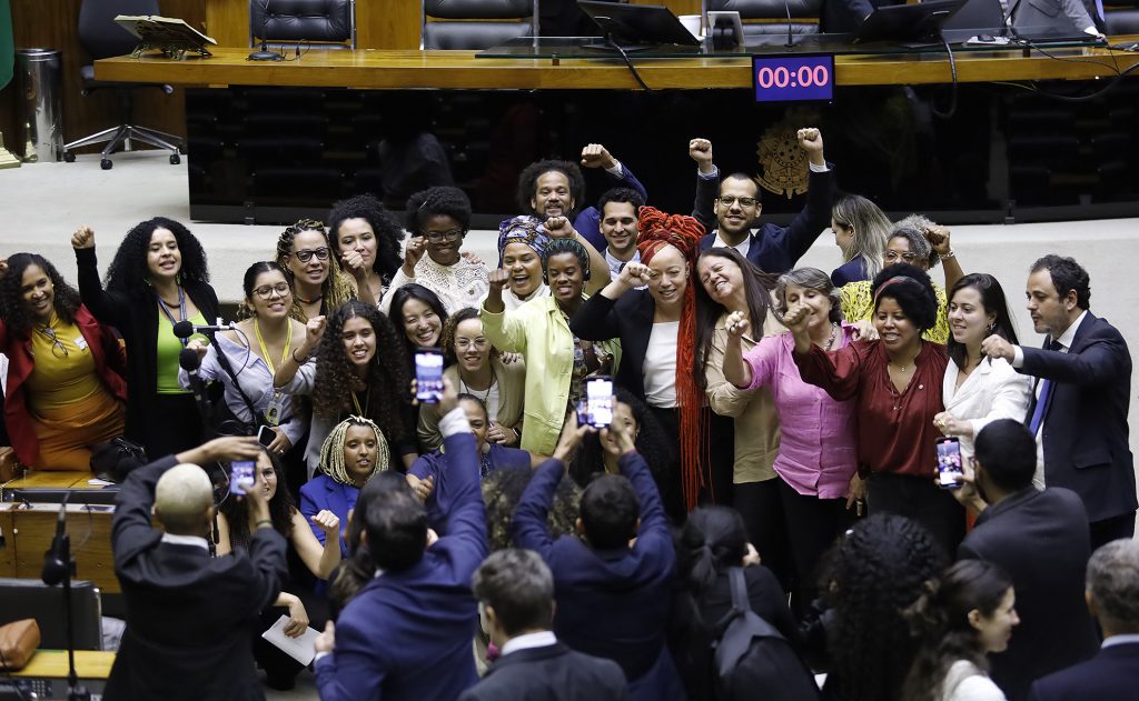Câmara aprova 30% das vagas em concursos federais para pretos, pardos, indígenas e quilombolas