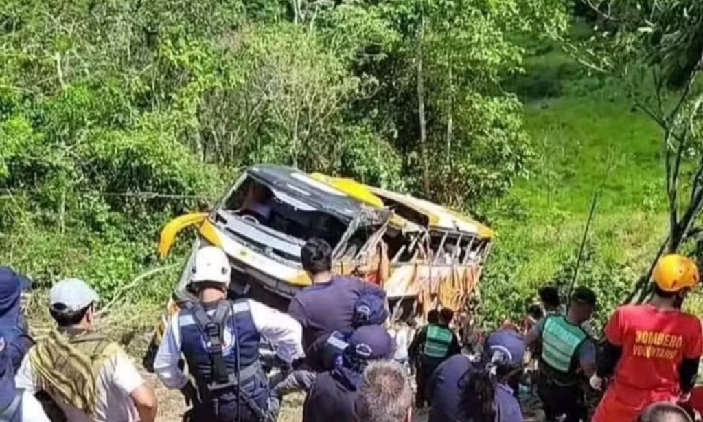 Ônibus que transportava estudantes cai em penhasco e deixa 11 mortos no Peru