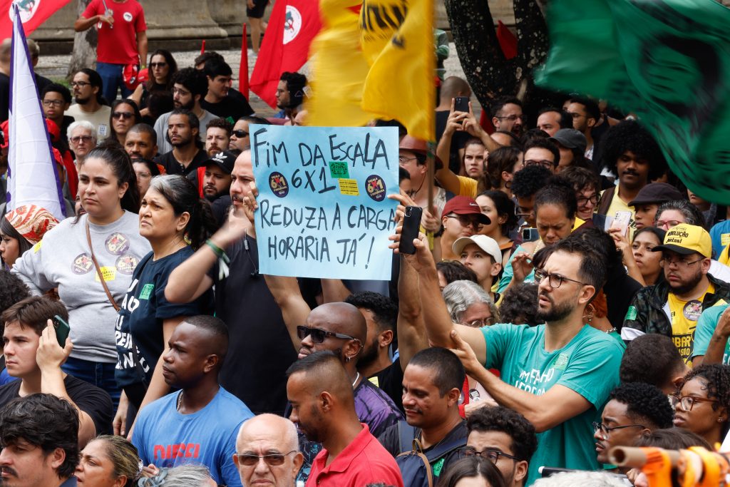 Manifestantes vão às ruas contra a escala 6×1 no País