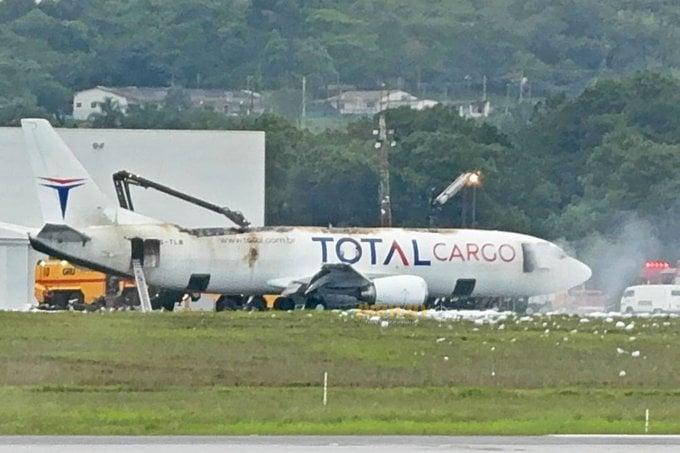 Avião pega fogo e faz pouso de emergência no aeroporto de Guarulhos