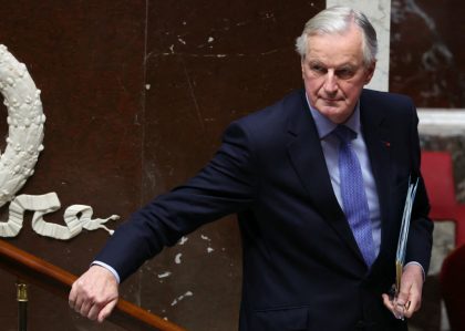 Deputados franceses derrubam o primeiro-ministro menos de 100 dias após posse