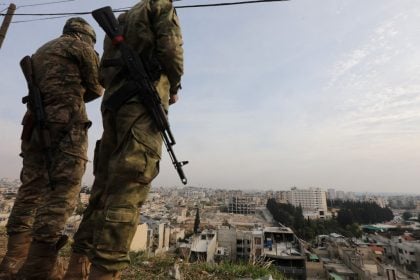 Rebeldes dizem que começam a cercar capital da Síria; exército desmente retirada