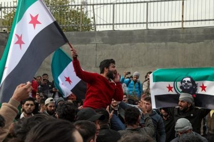 Rebeldes tomam capital da Síria e derrubam Bashar al-Assad