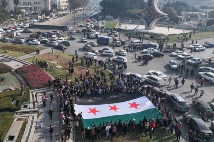 Com a Síria fragmentada, grupos rebeldes disputam o poder na era pós-Assad