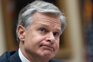 Diretor do FBI anuncia que deixará cargo antes de Trump tomar posse