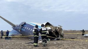 Avião da Embraer com 67 pessoas a bordo cai no Cazaquistão