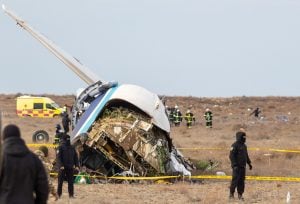 Presidente do Azerbaijão acusa a Rússia de tentar esconder as causas do acidente aéreo