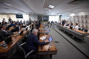 Projeto que impede progressão de pena para condenados por estupro ou homicídio avança no Senado