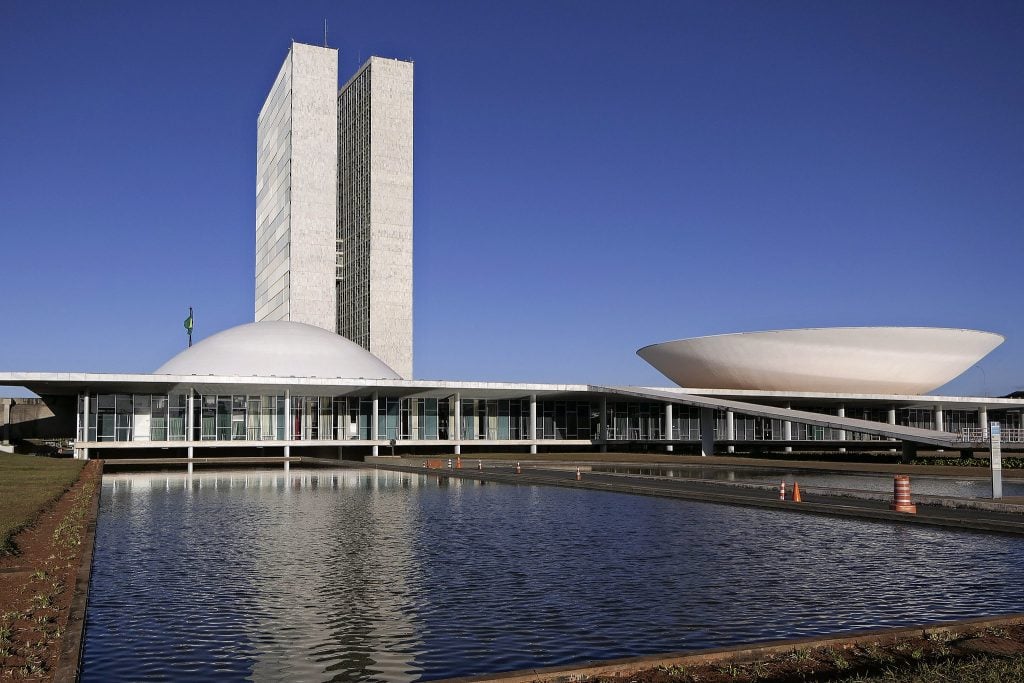 Governo exonera ministros para ‘garantir votos’ nas eleições no Congresso
