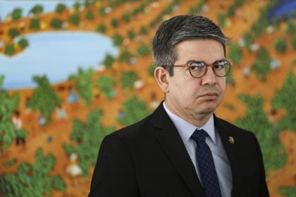 Randolfe retira projeto que mudaria a forma de eleger senadores no Brasil
