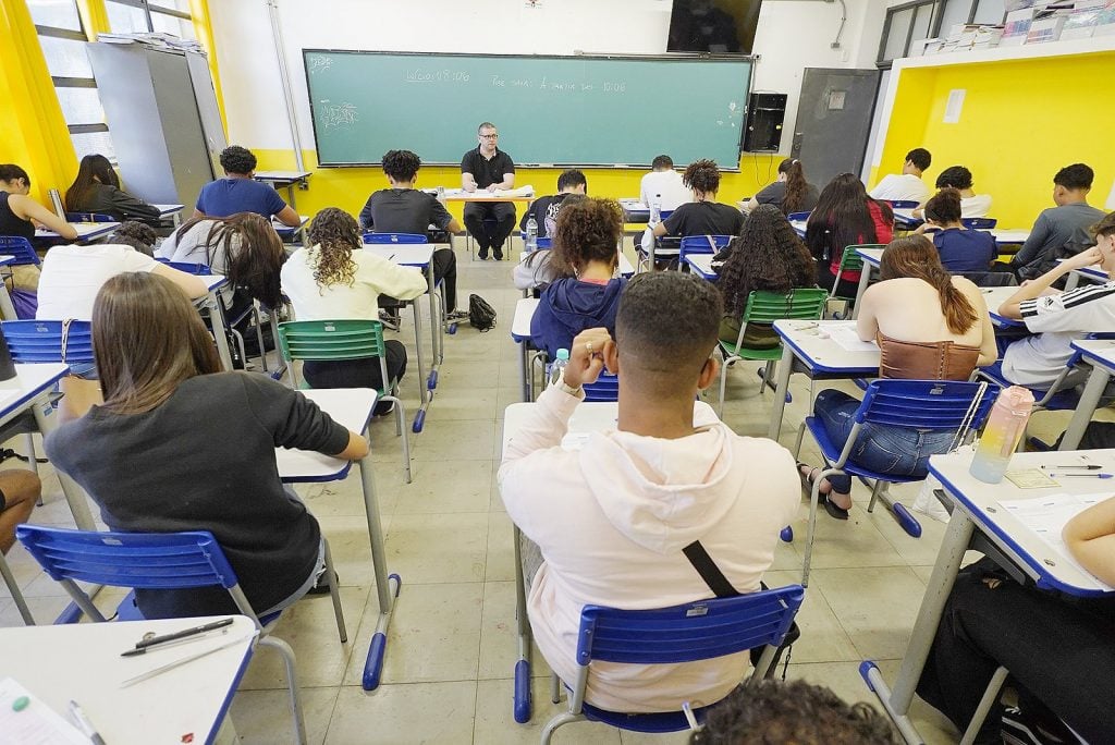Tarcísio sanciona lei que proíbe celulares nas escolas em São Paulo