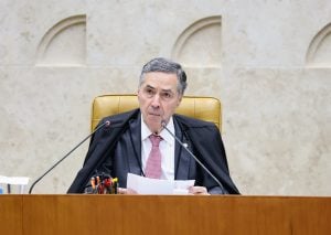 Julgamento de Bolsonaro deve ser conduzido sem medo de ‘interferências’, diz Barroso