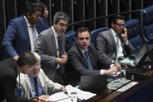 Senado aprova PEC do corte de gastos com novas regras para abono salarial e Fundeb