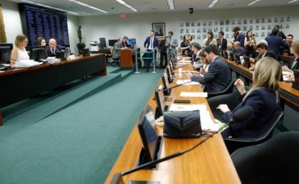 CCJ da Câmara flexibiliza regras, mas aprova a proibição do uso de celular nas escolas