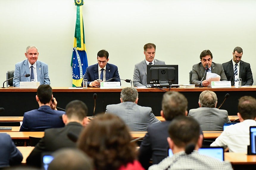 Orçamento: Comissão aprova texto preliminar e reserva R$ 38,9 bilhões para emendas impositivas