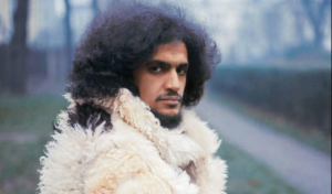 Livro destaca os tensos discos gravados por Caetano Veloso entre 1969 e 1972