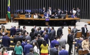 Câmara aprova versão desidratada da PEC do corte de gastos