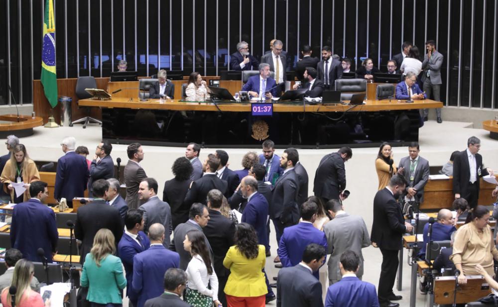 Câmara aprova versão desidratada da PEC do corte de gastos