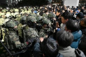 Veja imagens do dia de tensão na Coreia do Sul após decreto de lei marcial
