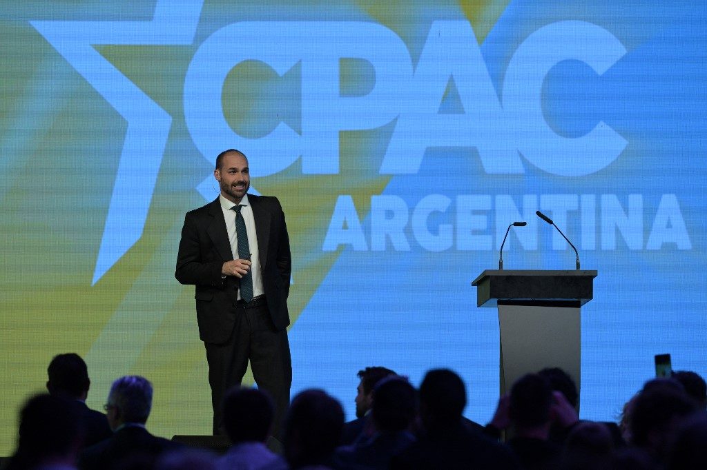 Eduardo Bolsonaro pressiona governo Milei para dar refúgio a foragidos do 8 de Janeiro
