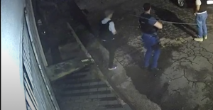 Grupo armado abordou, durante a madrugada, vizinhos de homem arremessado da ponte por PM, diz site