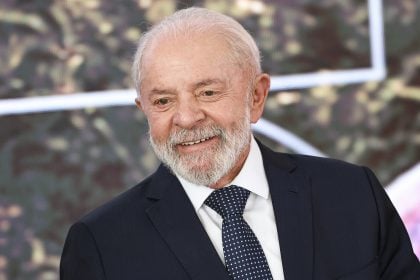 Após mal-estar na véspera, Lula vai despachar do Alvorada nesta terça-feira
