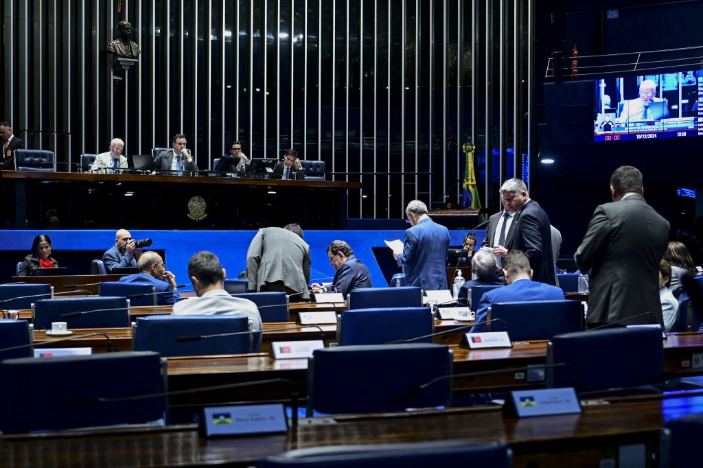 Senado aprova o 1º projeto do corte de gastos e mantém o fim do DPVAT