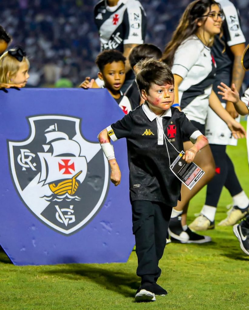 Menino Gui, xodó dos vascaínos, é eleito o torcedor do ano pela Fifa