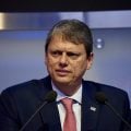 Após críticas, Tarcísio pede desculpas por fala sobre Coca-Cola e metanol