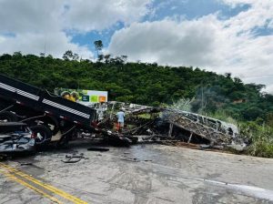 Sobe para 41 o número de mortos em acidente entre ônibus e carreta em Minas Gerais