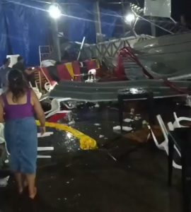 Pavilhão tem as telhas arrancadas em temporal no RS; dezenas de pessoas ficam feridas