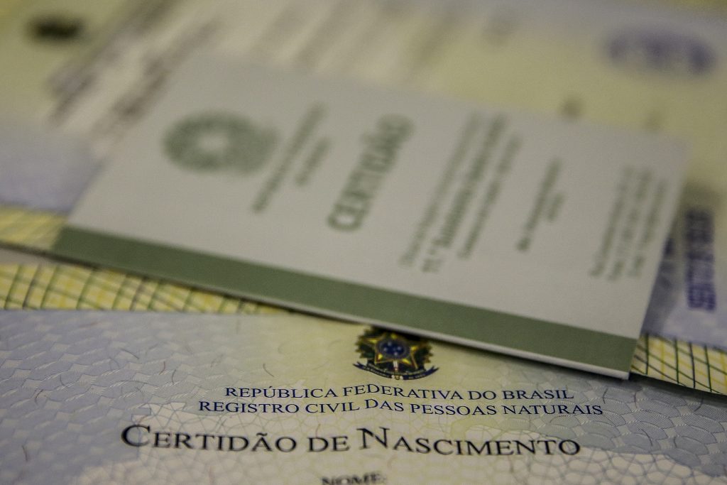 Comissão da Câmara aprova projeto que facilita alteração do nome dos pais em certidão