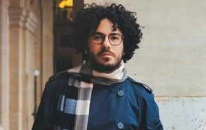 Corpo de fotógrafo brasileiro encontrado morto no rio Sena é cremado em Paris