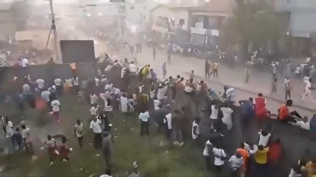 Tumulto após protestos em partida de futebol na Guiné deixa 56 mortos